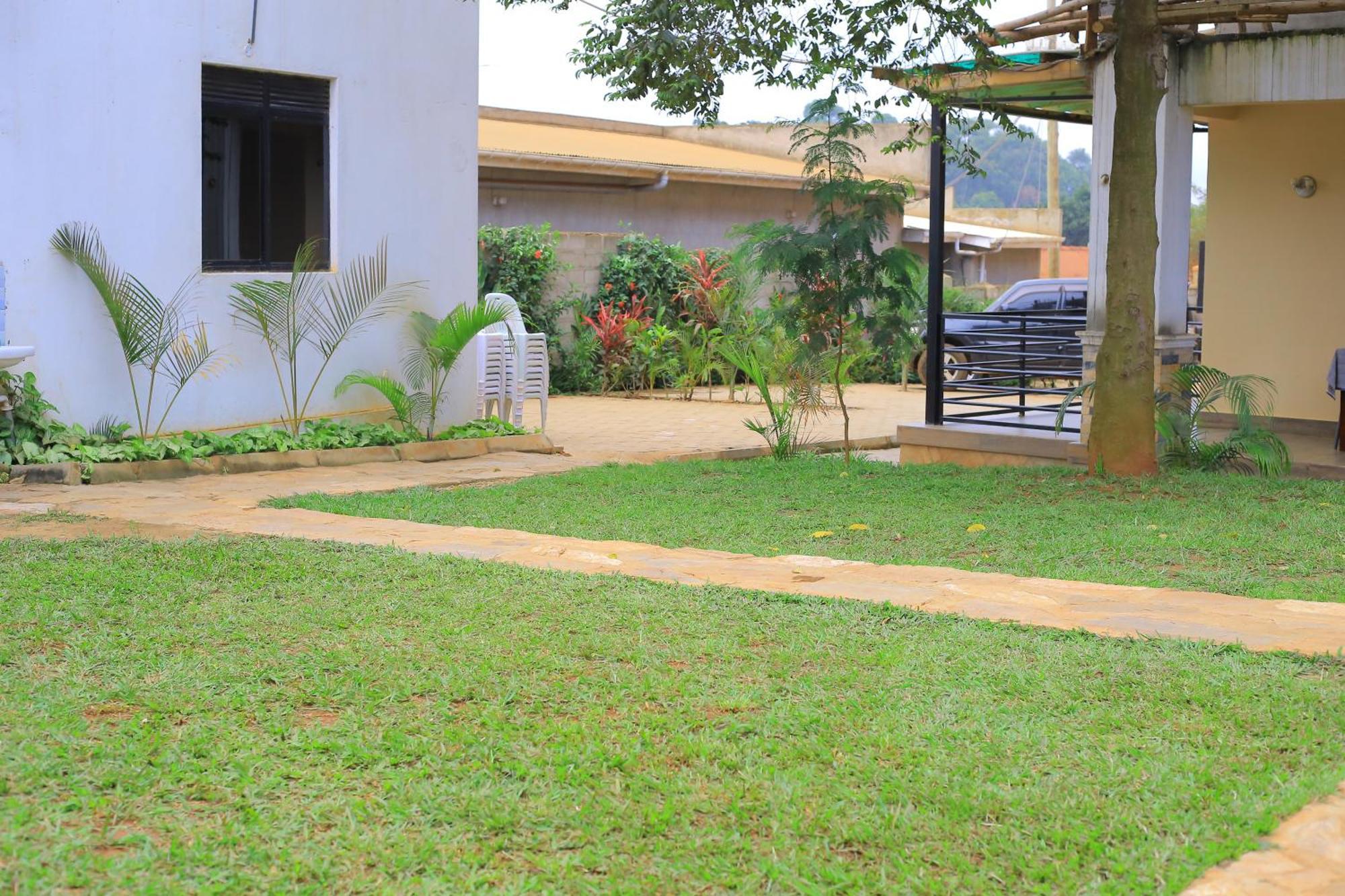 Golden Suites Hotel Entebbe Exterior photo