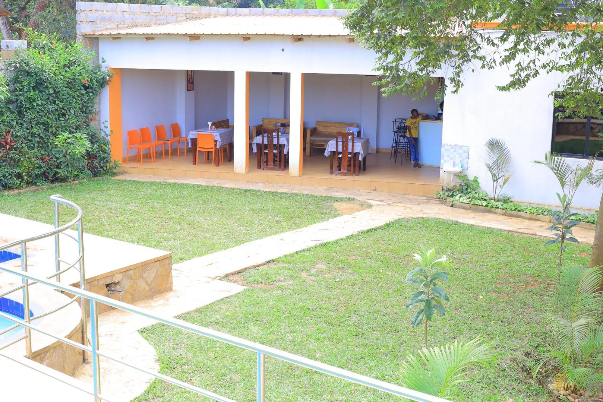 Golden Suites Hotel Entebbe Exterior photo
