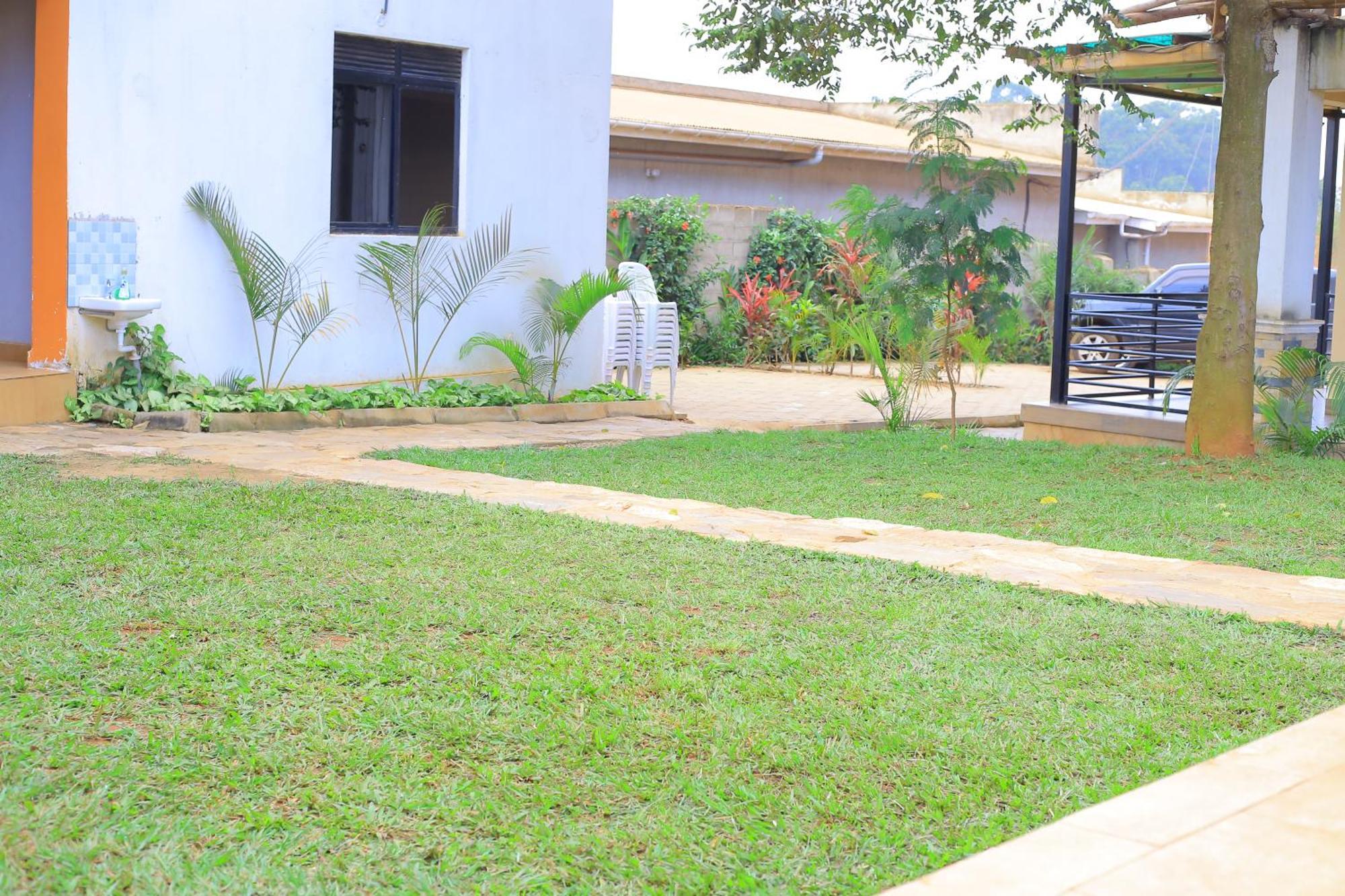 Golden Suites Hotel Entebbe Exterior photo